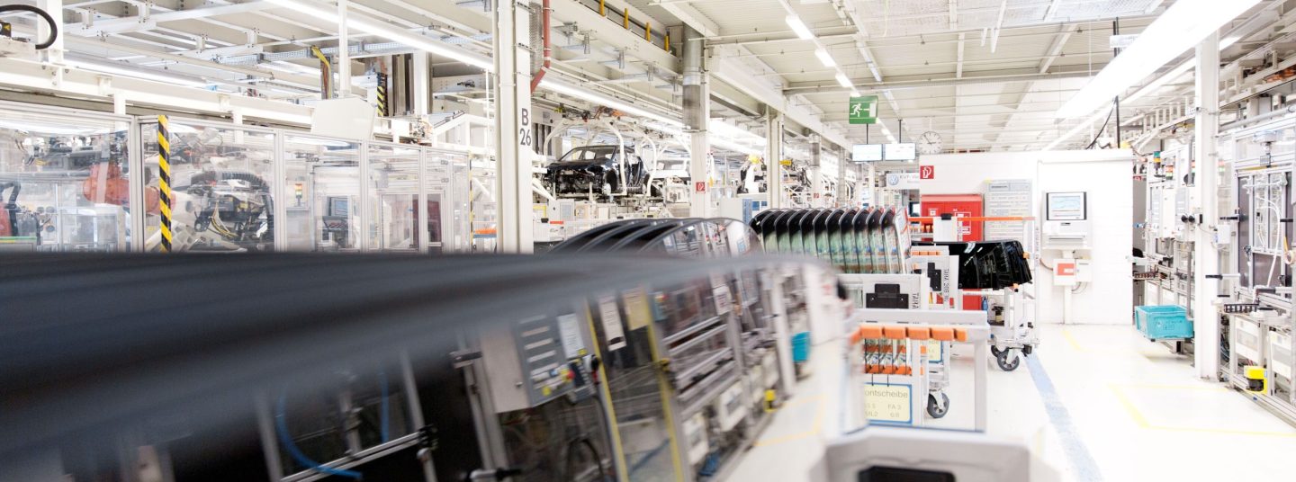 Einblick in einen Fertigungsbereich im Volkswagen Werk Wolfsburg