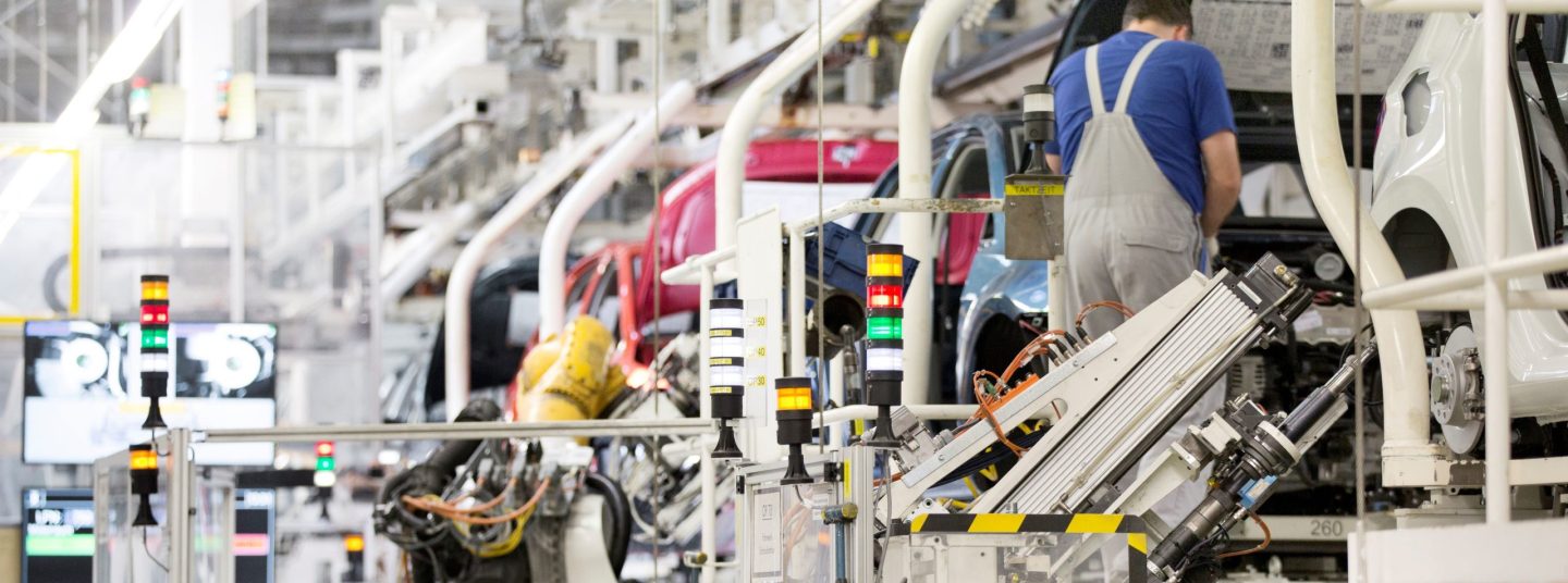 Eine Fertigungsstraße in der Automobilproduktion bei Volkswagen