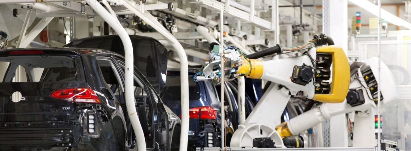 Roboterarm während eines Fertigungsschrittes in der Automobilproduktion bei Volkswagen