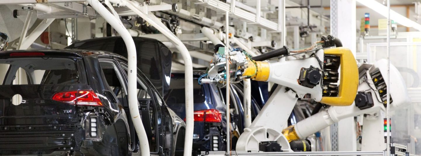 Roboterarm während eines Fertigungsschrittes in der Automobilproduktion bei Volkswagen