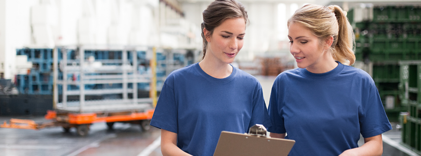 Zwei studentische Hilfskräfte in der Automobilproduktion beim Kunden Volkswagen