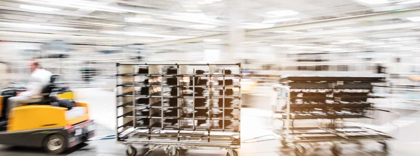 Ein Flurförderfahrzeug im Volkswagen Werk Wolfsburg