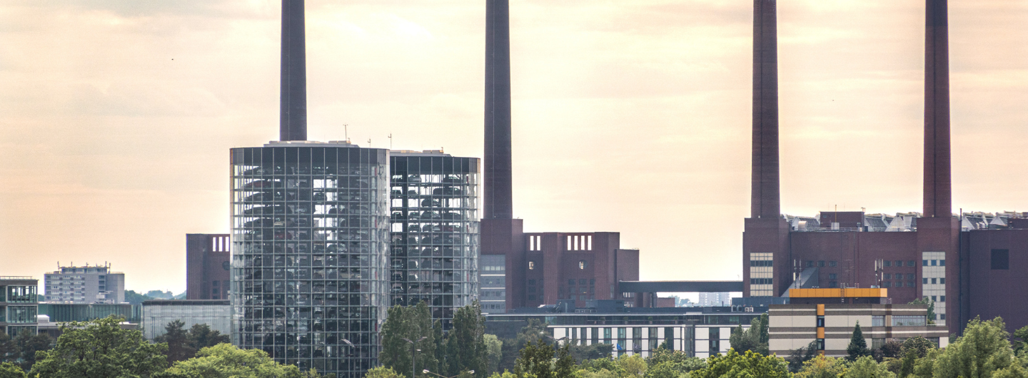 Aufnahme vom Volkswagen Werk Wolfsburg. Zu sehen sind zwei Autotürme der Autostadt und im Hintergrund die vier VW-Türme.