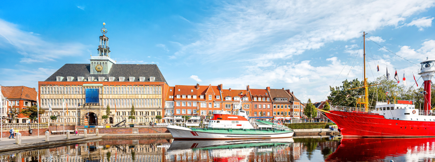 Blick auf den Hafen in Emden