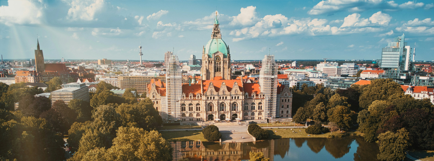 Blick auf Hannovers neues Rathaus und den Maschteich.