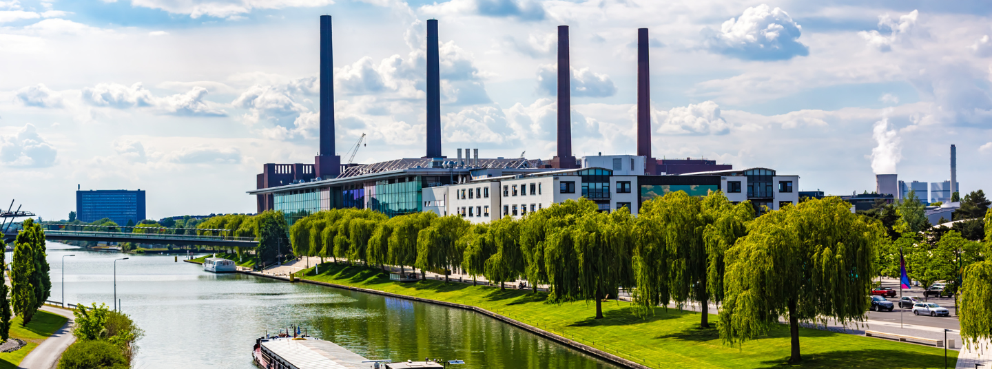 Panoramablick auf den Mittellandkanal und die vier Türme im Volkswagen Werk Wolfsburg.