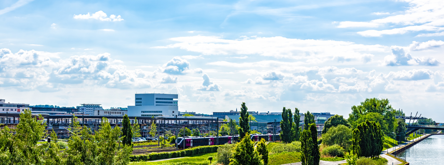 Panoramablick vom Bahnhof auf den Kanal und den Wolfsburger Bahnhof.